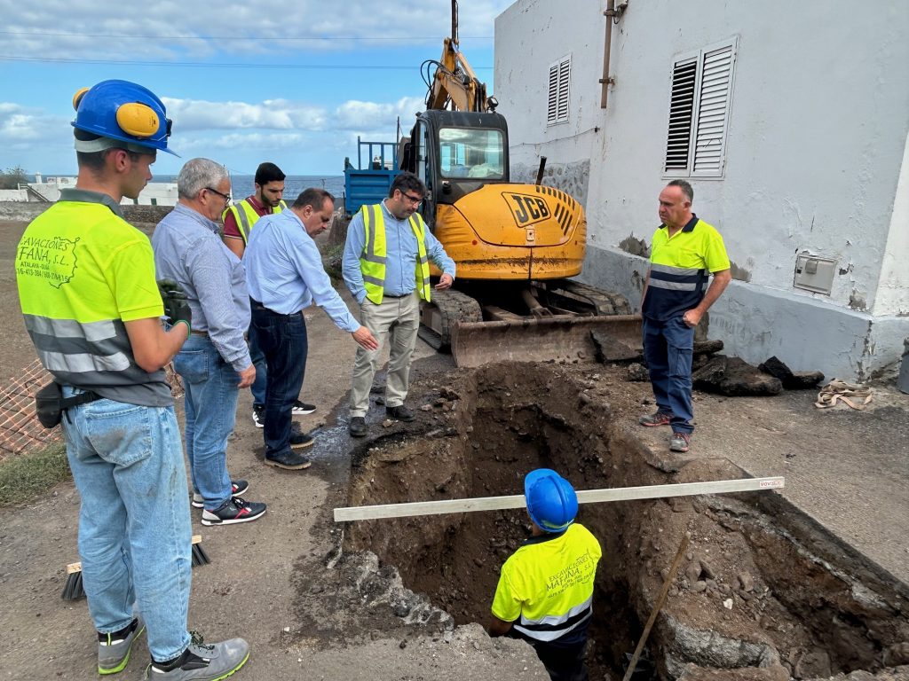 Visita de los concejales de Urbanismo, José Manuel Santana, y de Obras, Juan Jiménez, a los trabajos de mejora de la red de saneamiento de San Felipe