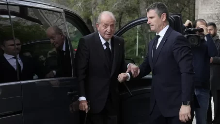 el-rey-juan-carlos-en-el-funeral-de-aga-khan-iv-en-lisboa