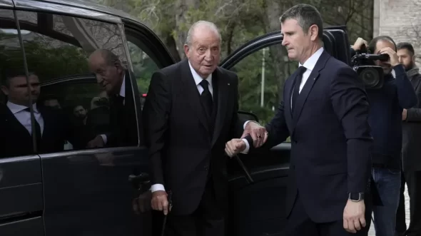 el-rey-juan-carlos-en-el-funeral-de-aga-khan-iv-en-lisboa