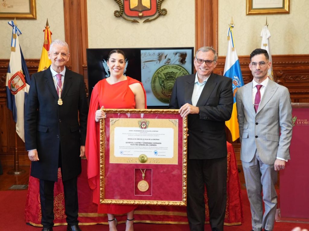 entrega medalla Alcalde, con presidenta y secretario de la cofradía y párroco 2