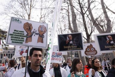 medicos-protestan-ante-sanidad-gritos-dimision-traicion-ministra