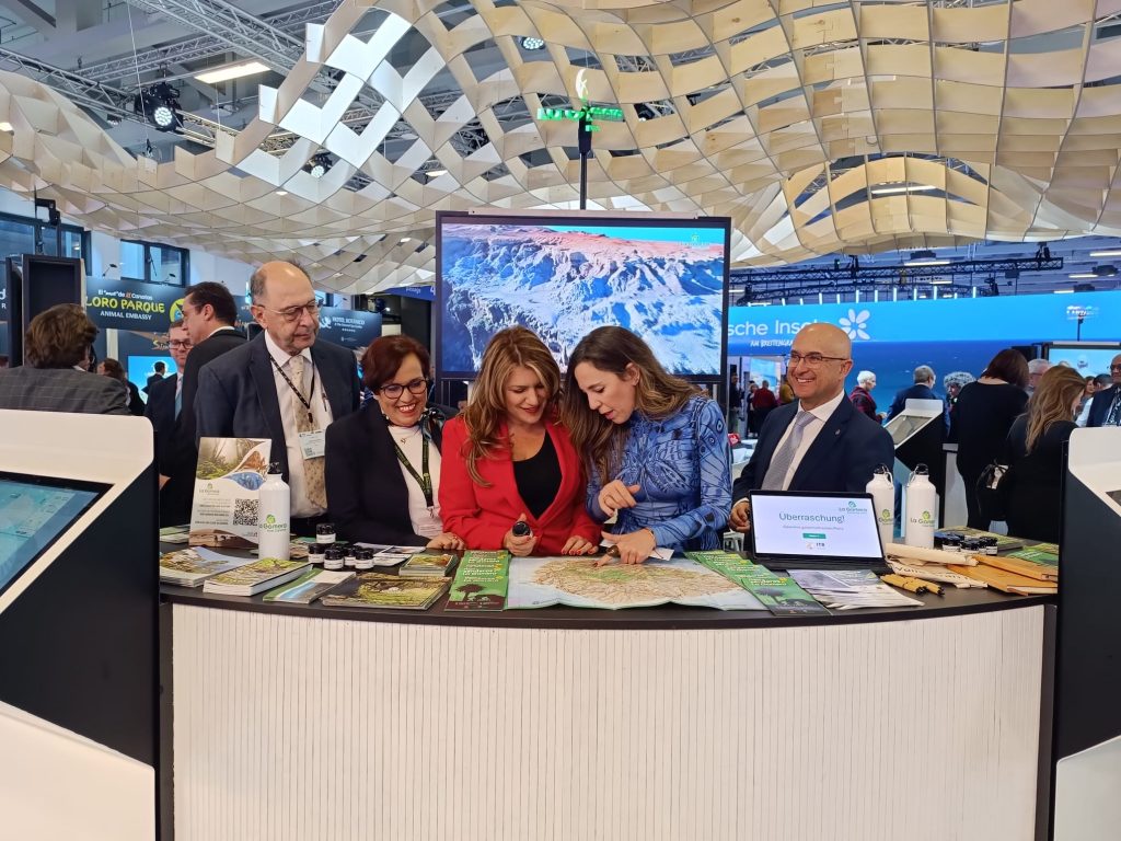 040325 La consejera insular de Turismo, María Isabel Méndez, junto a la consejera regional, Jéssica de León, en el stand de La Gomera en la ITB de Berlín