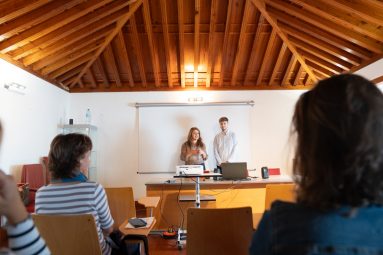 190325 La consejera insular de Turismo, María Isabel Méndez, durante una de las formaciones a gestores y propietarios de alojamientos turísticos en La Gomera