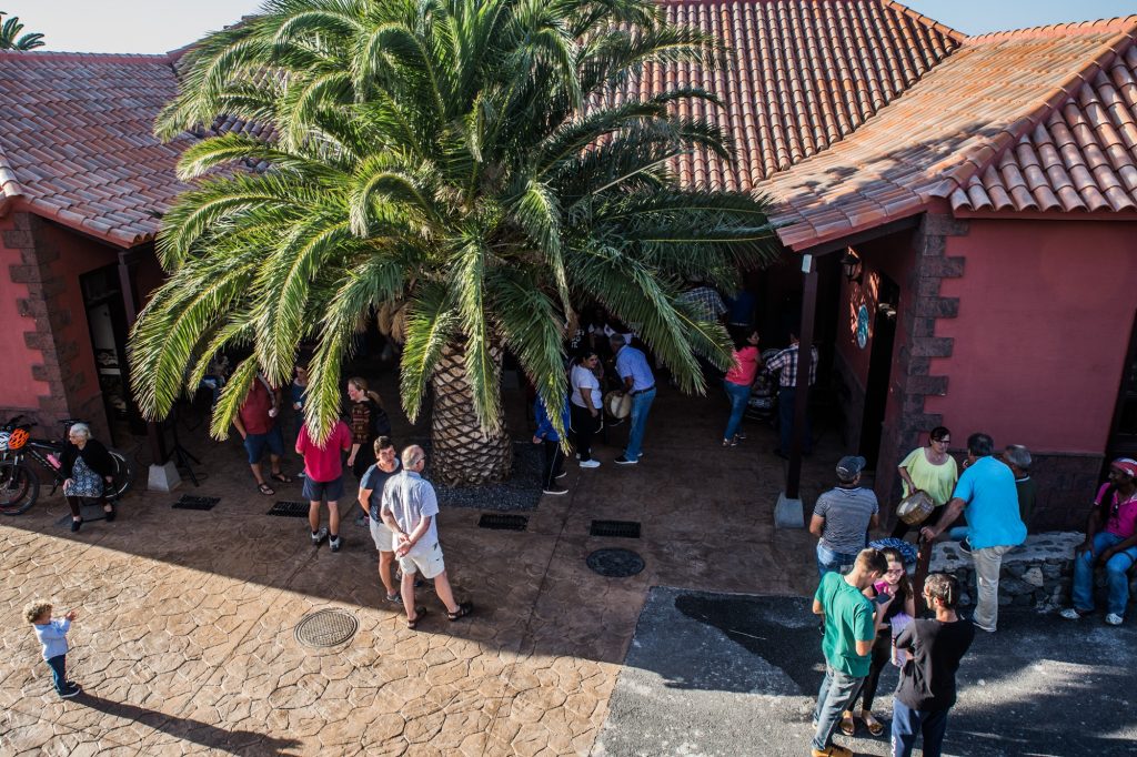 280225 Visitantes en el exterior de la Casa de la Miel de Palma. Fuente - Casa de la Miel de Palma. Centro Interpretación. La Gomera