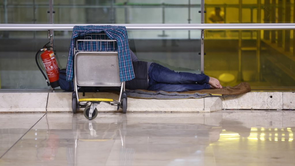 AENA niega que vaya a desalojar a las personas que pernoctan en Barajas