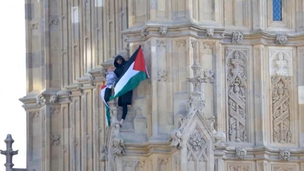 Baja del Big Ben de Londres un hombre que protestó durante 16 horas con bandera palestina