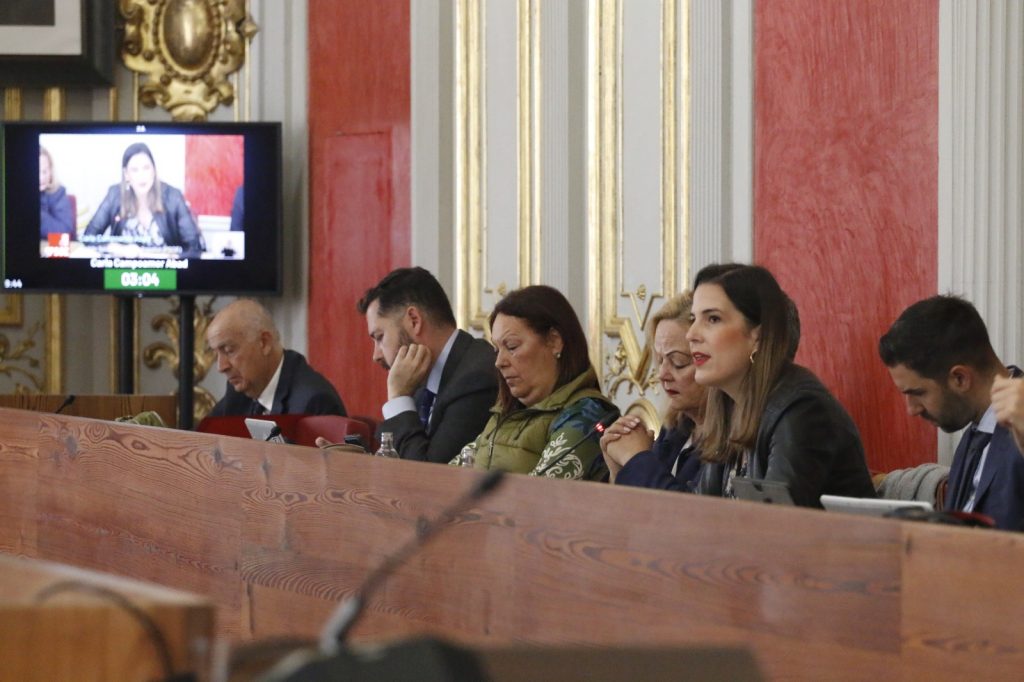 Carla Campoamor, concejala de Deportes y Juventud, en el Pleno del Ayuntamiento de Las Palmas de Gran Canaria