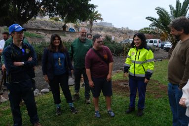 Carolina Darias, alcaldesa de Las Palmas de Gran Canaria, en el acto de plantación de un árbol por el Día del Árbol