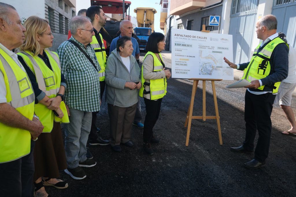 Carolina Darias, junto a vecinos y vecinas del barrio de Isla Perdida