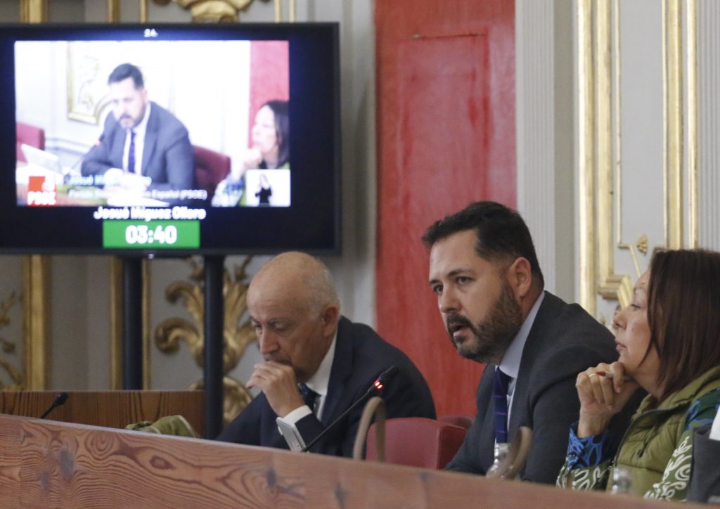 El Ayuntamiento concede cuatro medallas de oro y diez menciones honoríficas para reconocer la labor de Bomberos