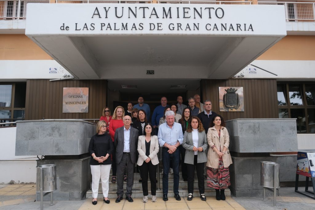 El Ayuntamiento guarda un minuto de silencio por el asesinato de dos mujeres en Girona y Jaén