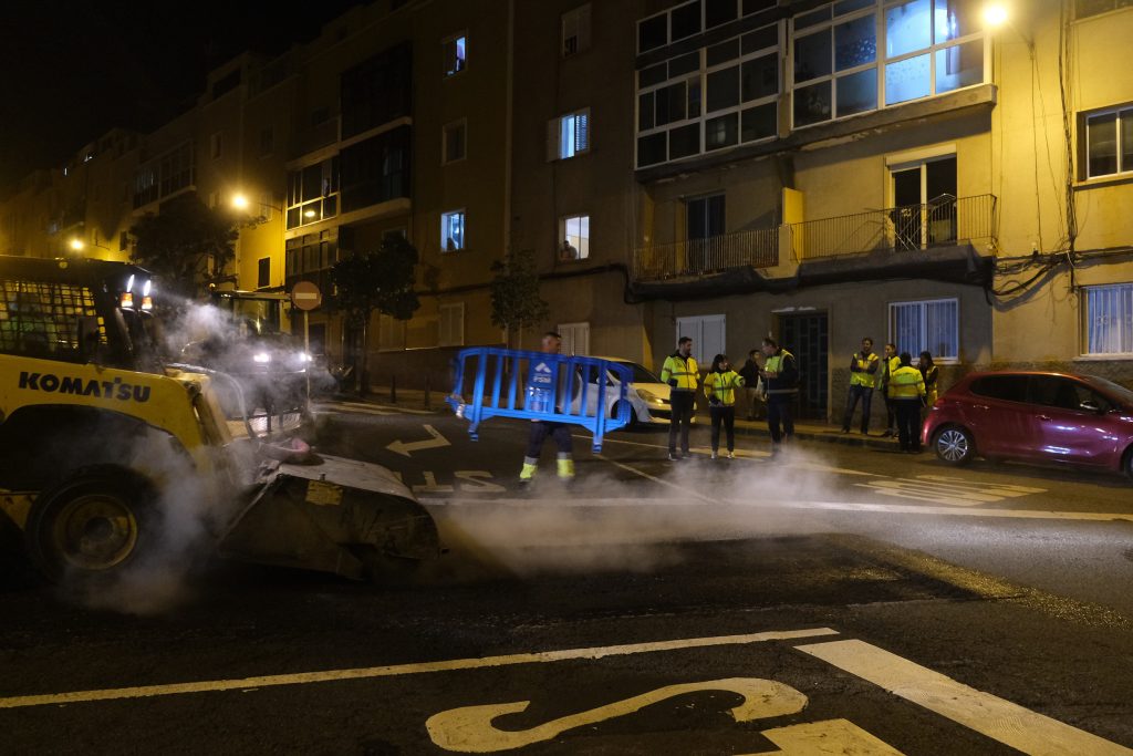 El Ayuntamiento reordena el tráfico en La Minilla para avanzar con los trabajos de asfaltado (calle Joaquín Blume 2)