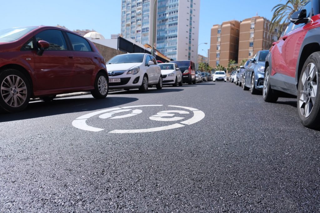 El Ayuntamiento reordena el tráfico en la Avenida Ansite de La Minilla para proceder a su asfaltado (Calle Manuel León Falcón 1)