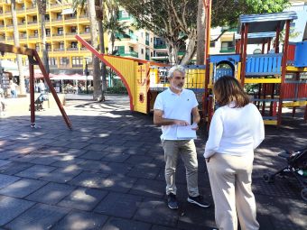 El alcalde accidental, David Hernández, visita uno de los parques infantiles que serán objeto de renovación(I) (1)