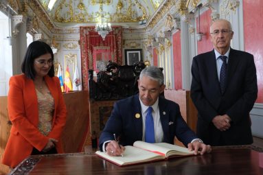 El alcalde de San Antonio, Ron Nirenberg, firma en el Libro de Honor de la Ciudad