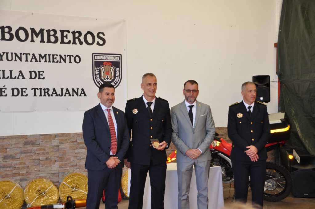 El bombero Javier Armas recibe la placa distintiva por sus años de servicio