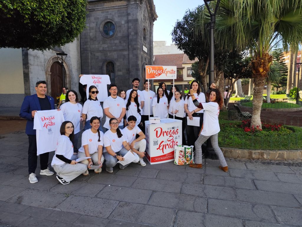 El concejal Alberto Cabo junto a los estudiantes de la ULL que realizan las encuestas