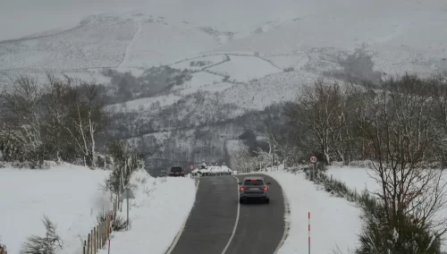 El temporal de lluvia y nieve deja intransitables una treintena de carreteras secundarias