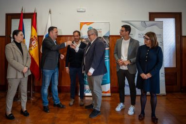 Entrega de llaves por el alcalde de Tazacorte, Manuel González, a Joaquín Hernández, director de PLOCAN