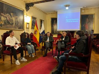 Entrevista de los estudiantes del Cabrera Pinto al comisionado y el vicepresidente