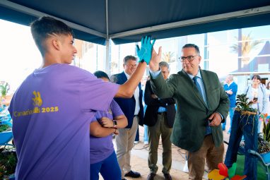 FOTO. Poli Suárez con los estudiantes de FP Adaptada en Canarias Skills 2025. (3)