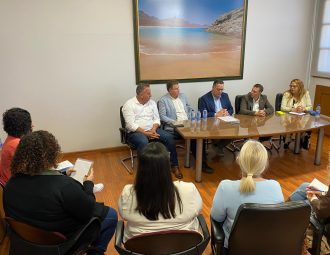 FOTO. Poli Suárez se reúne con eel alcalde de Pájara, Alejandro Jesús Jorge, y representantes de la comunidad educativa del sur de Fuerteventura (2)