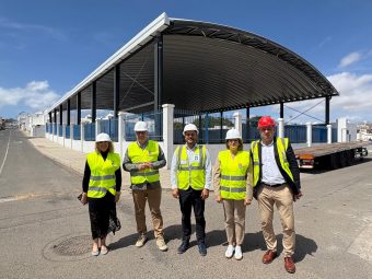 FOTO. Poli Suárez y Yonathan de León supervisan la última fase de las obras de mejora de la cancha deportiva Estrella Machín, en Lanzarote