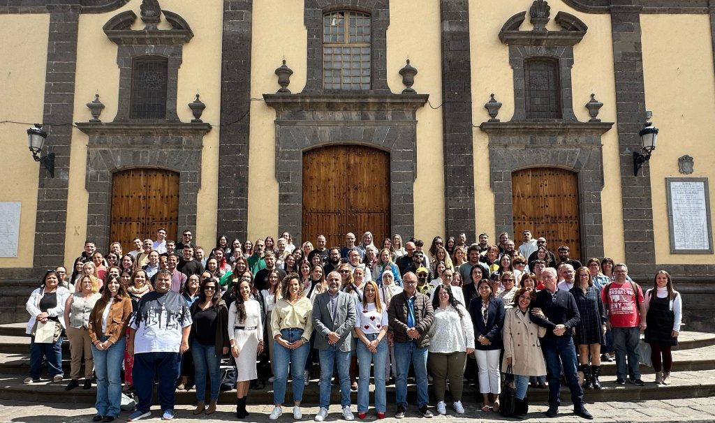 Foto de familia en el frontis de la Iglesia de Santa María de Guía