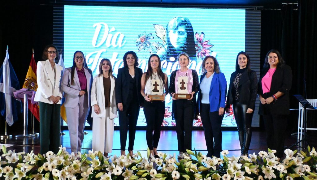 Foto entrega de detalles a las ganadoras de los premios