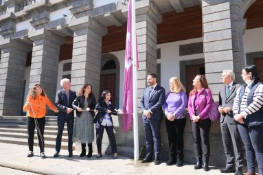 Izado de la bandera feminista en las Casas Consistoriales