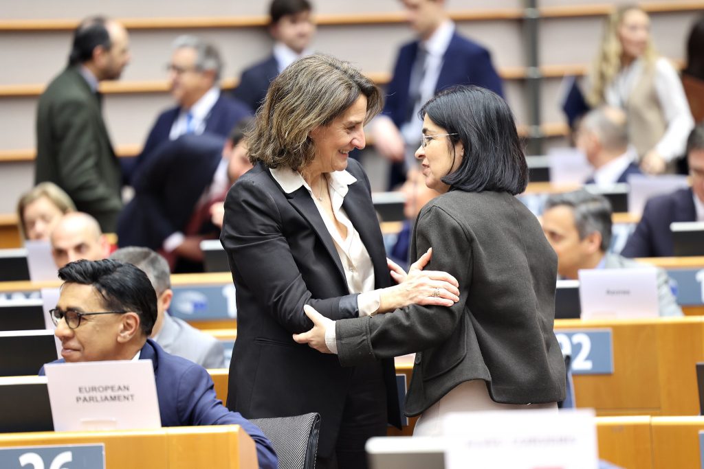 La alcaldesa, Carolina Darias, junto a la vicepresidenta ejecutiva de la Comisión Europea para una Transición Limpia, Justa y Competitiva, Teresa Ribera (1)