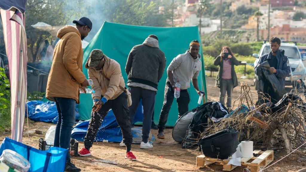 Los migrantes acampados 14 días en Melilla dejan el asentamiento para su traslado a Málaga