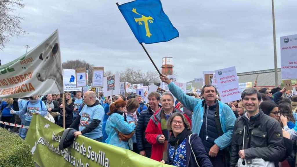 Los veterinarios reclaman una reunión con Planas y llevarán su protesta al Congreso