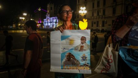 Marcha de antorchas en Buenos Aires para pedir por la salud del papa Francisco