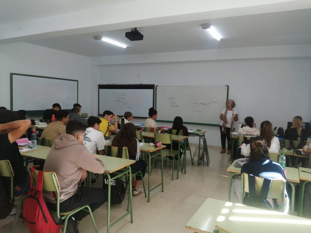 Mari Carmen Cabrera imparte taller de escritura creativa en Secundaria 02