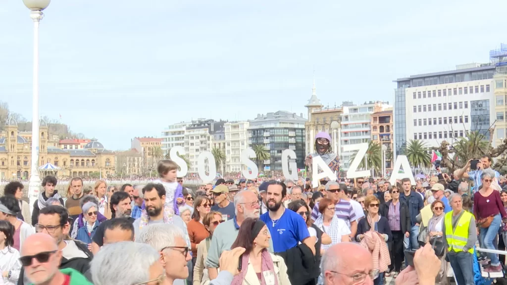 Miles de personas se manifiestan en S.Sebastián contra el genocidio del pueblo palestino