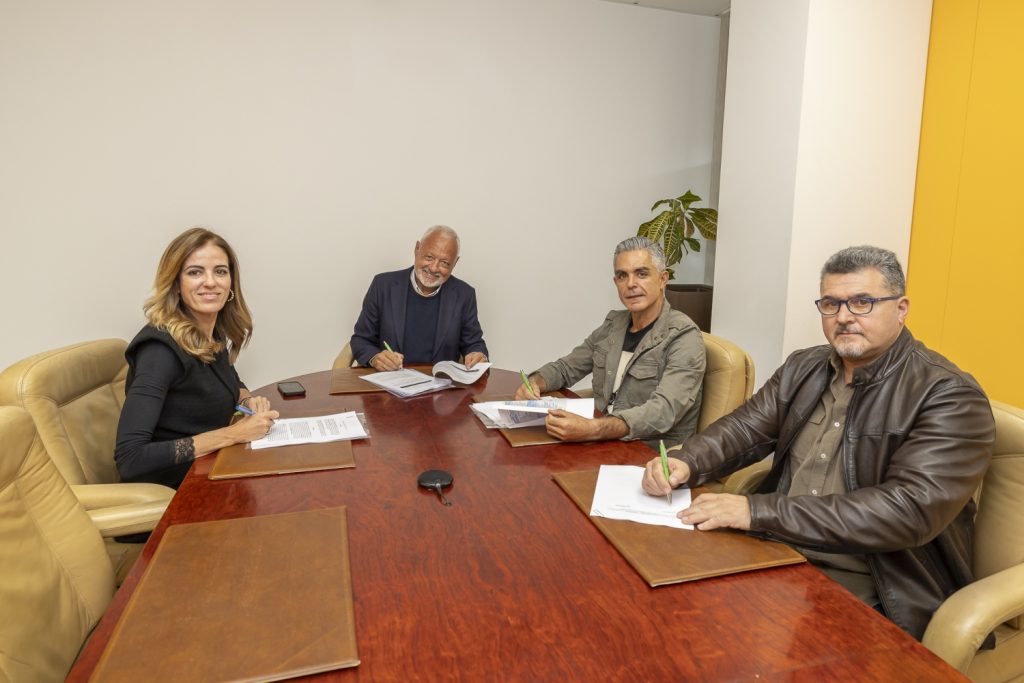 Olivia Llorca, directora general de HiperDino_ Javier Puga, consejero delegado de DinoSol Supermercados, Henry Acosta y Terencio Acosta, propietarios de Terencio Supermercados