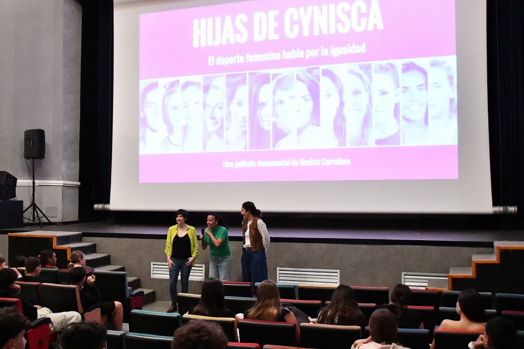 PROYECCION DOCUMENTAL HIJAS DE CYNISCA2