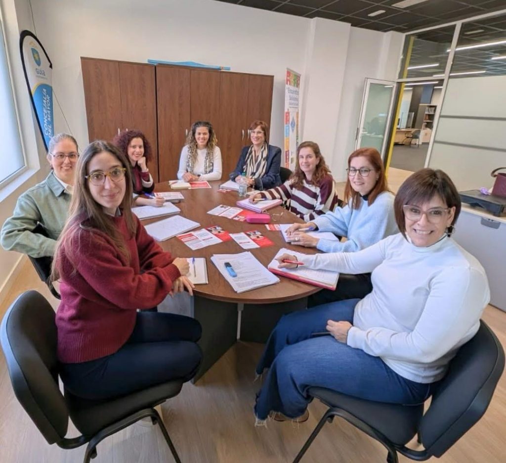 Reunión mantenida emtre las trabajadoras sociales y las representantes de Adeican