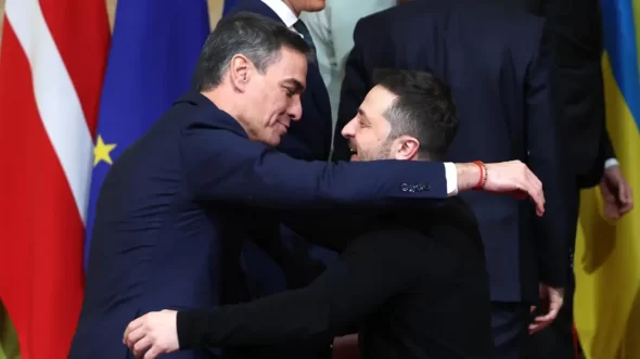 Sánchez se funde en un abrazo con Zelenski en su primer encuentro tras el choque con Trump