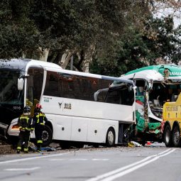 Un total de 51 heridos, 4 críticos, al chocar dos autocares en la Diagonal de Barcelona