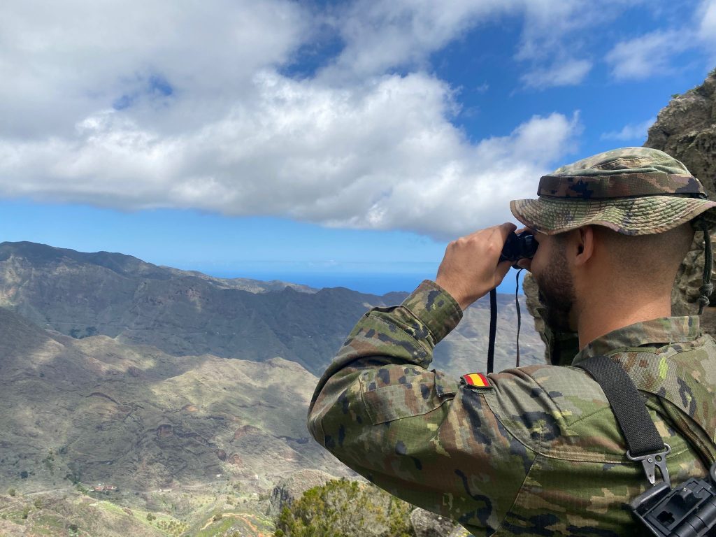 Una patrulla vigila los montes de la isla de Tenerife