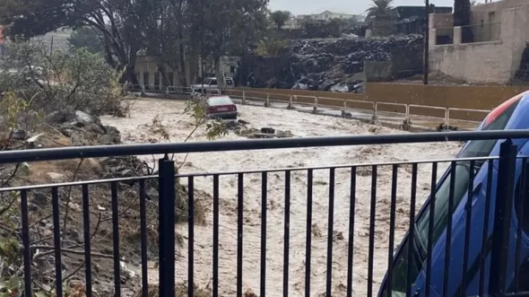 una-carretera-inundada-este-lunes-en-telde